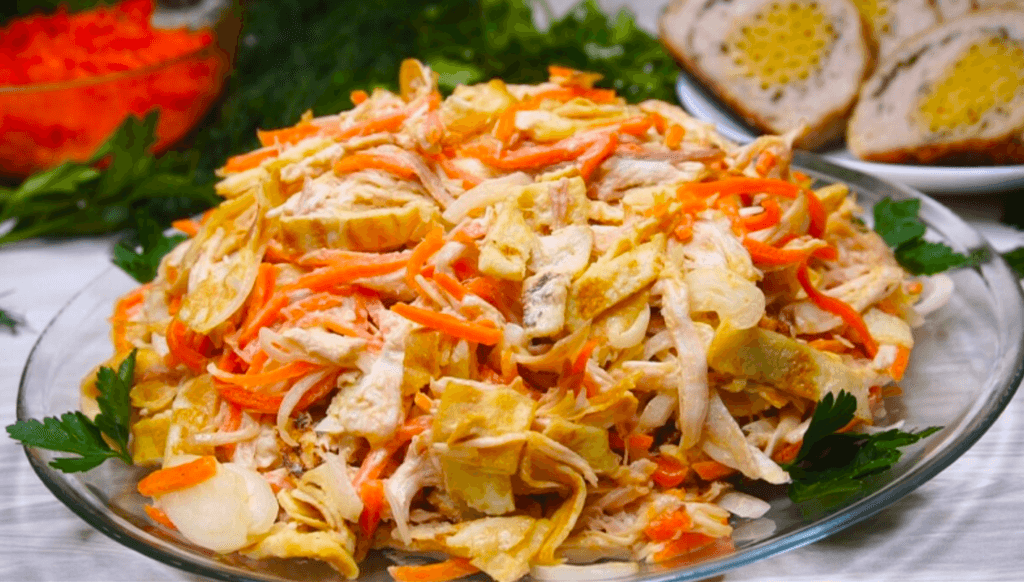 Салат “Незвичайний” з курки та моркви! Частий гість на моєму столі, що в свято, що в будний день