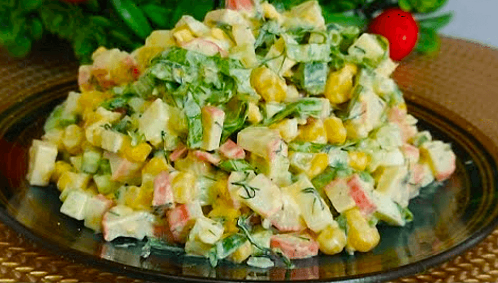 Салат з крабових паличок: найсмачніший та найпростіший у приготуванні. Чоловік просто обожнює такий салат