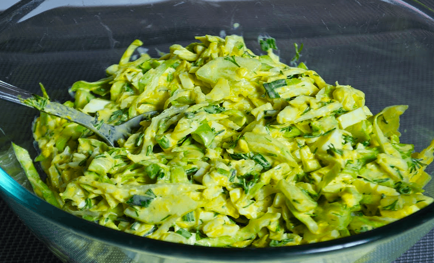 салат з молодої капусти