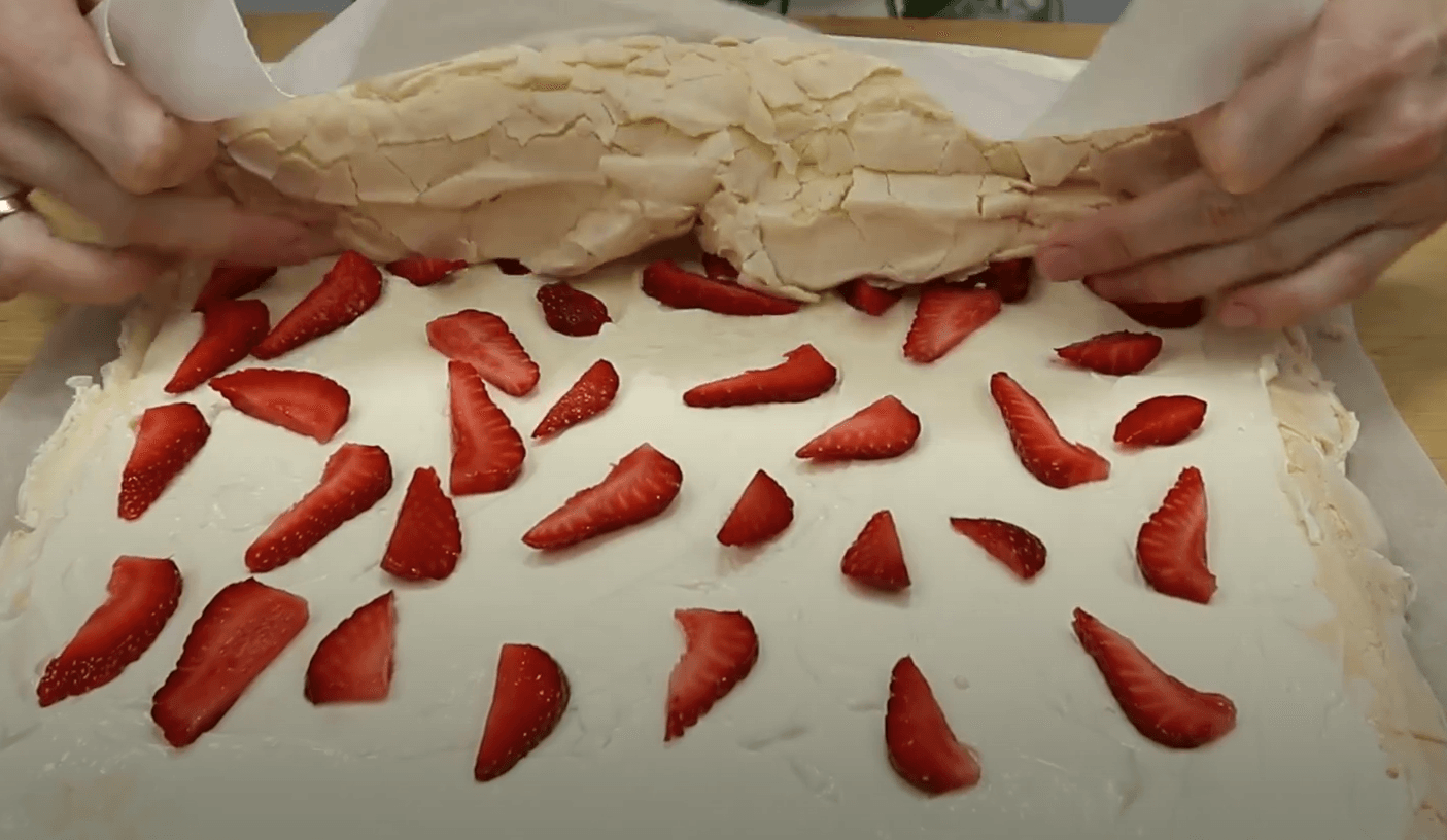 меренговий рулет з полуницями