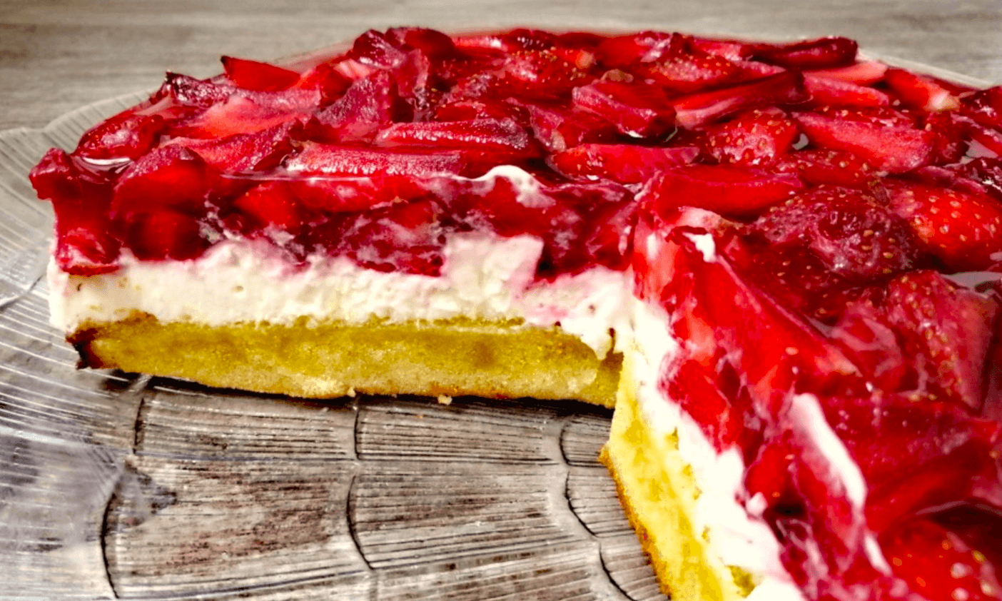 Буковинський пиріг з полуницею