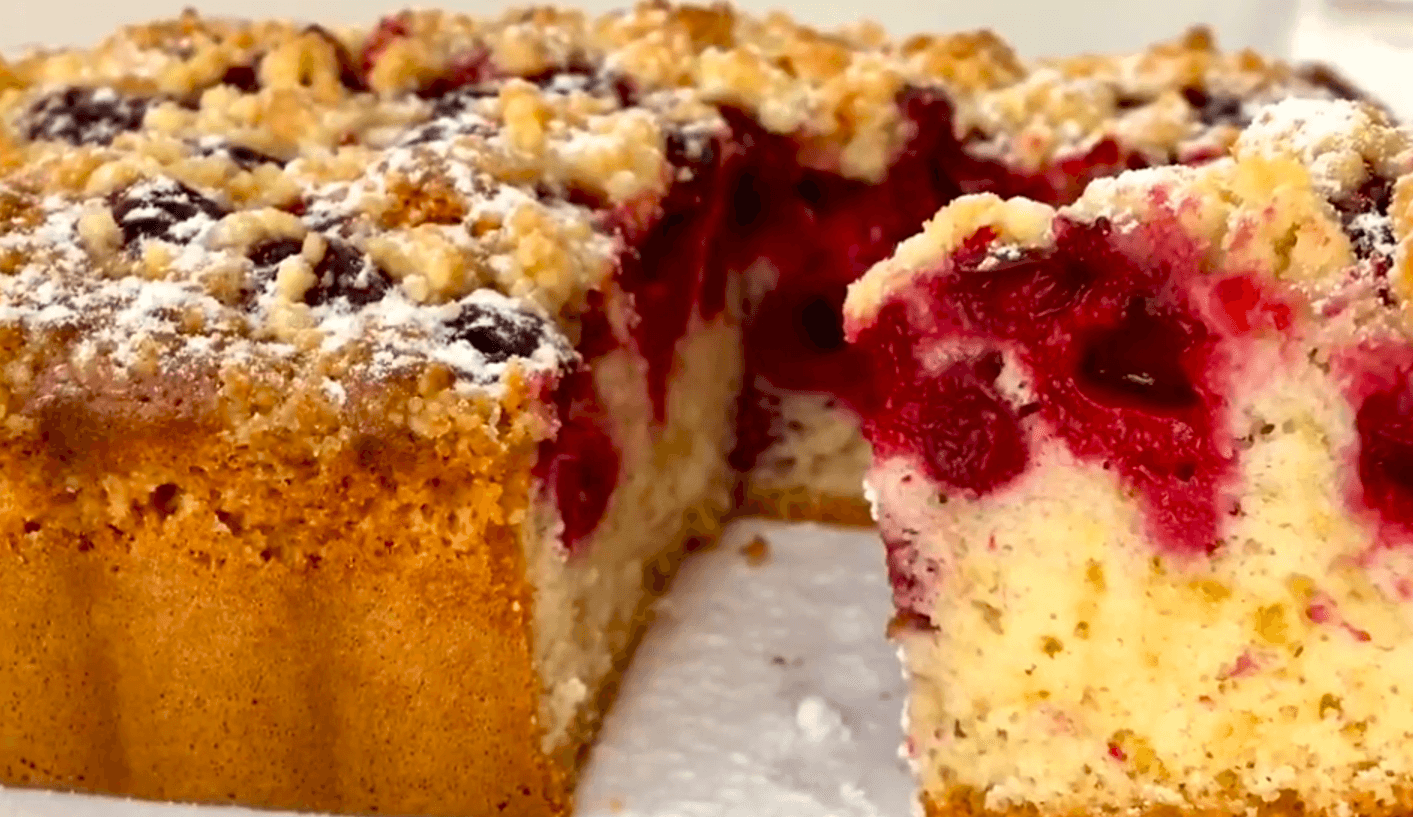 Пиріг з вишнею. В моєму селі, його готують усі, окрім ледарів