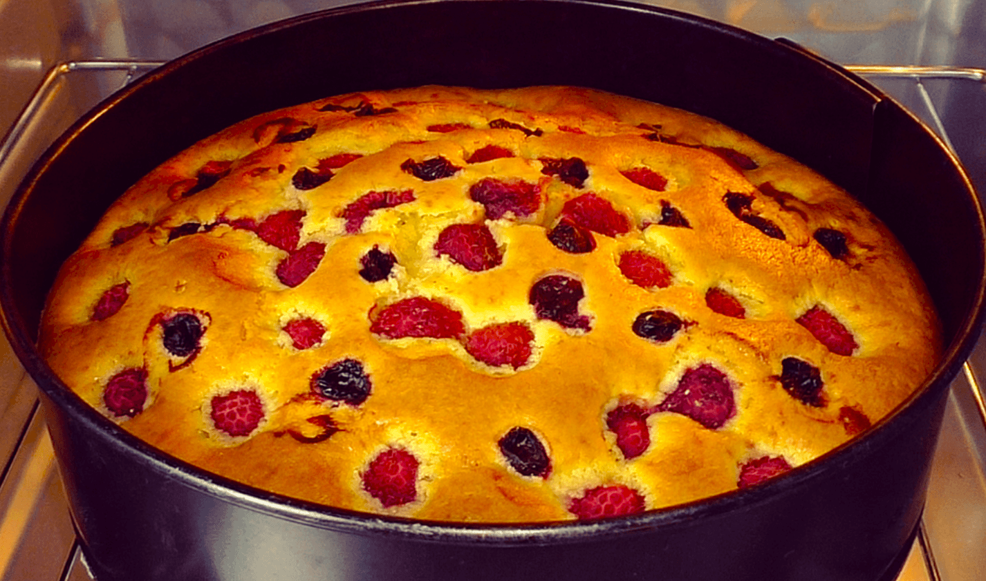 Беру будь-які Ягоди і печу простий Пиріг до чаю. Бабуся нам такий ціле літо готувала