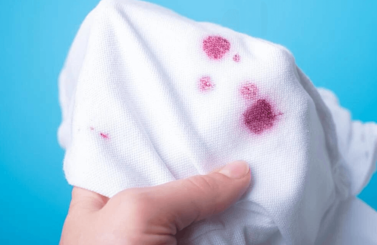 Чим виводити плями від ягід з одягу, не звертаючись до дорогої хімії? 5 простих способів