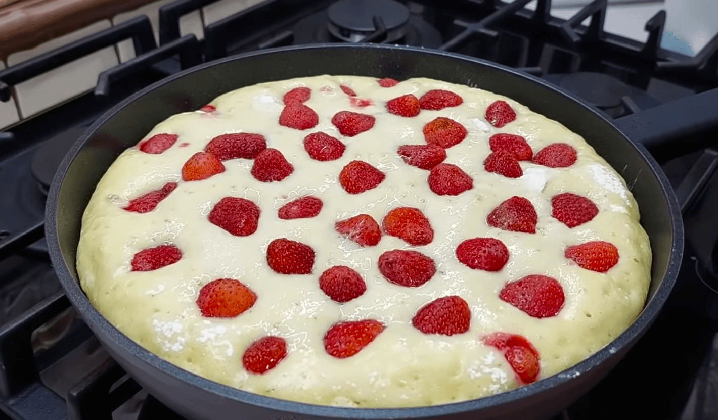 Полуничний пиріг на сковороді! Перевірений рецепт Прабабусі з покоління в покоління!