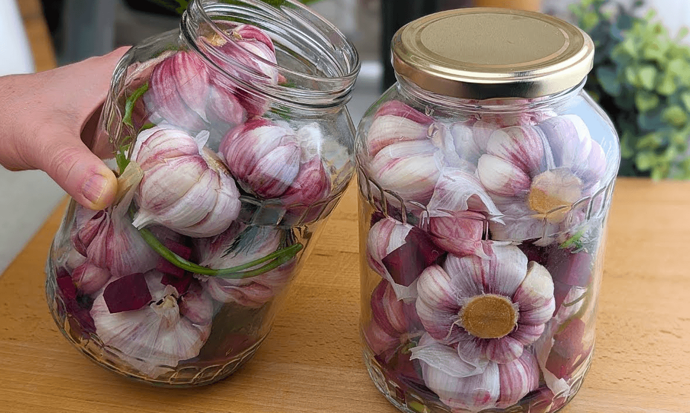 Я мариную часник таким чином вже 10 років! Він зберігається цілий рік, дуже смачно!