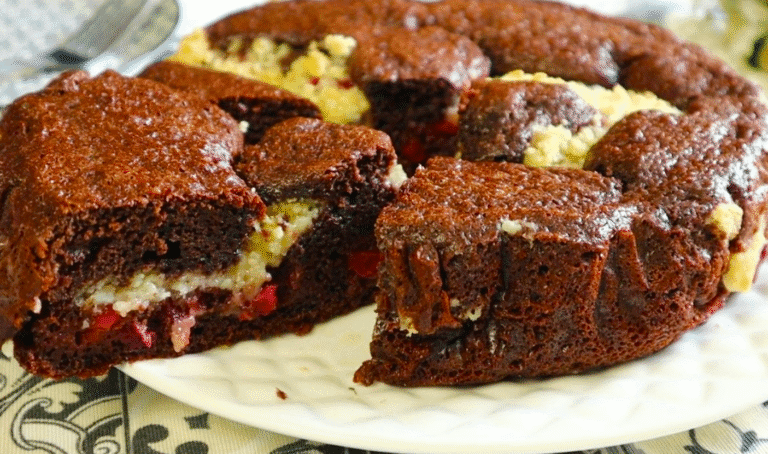 В 100 разів смачніше за всі магазинні торти! Шоколадний пиріг із вишнею за 10 хвилин