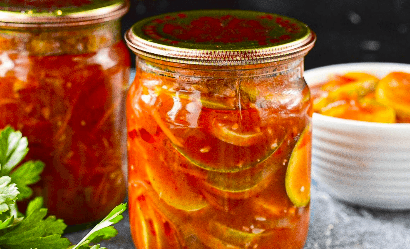 Взимку оближеш пальчики! Хрусткий салат з кабачків на зиму