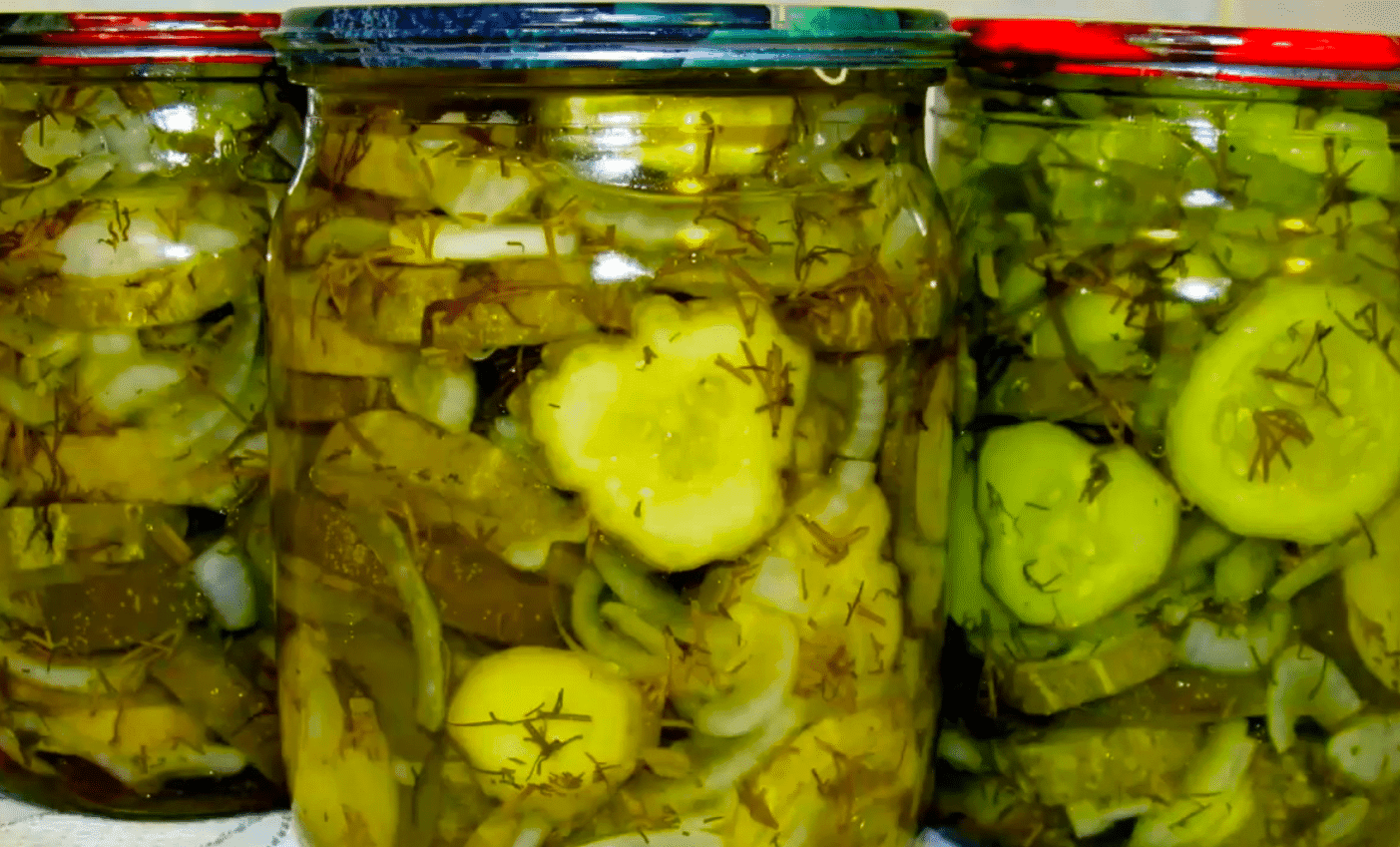 Салат з огірків на зиму. За особливим рецептом сусідки Оленки, його завжди мало!