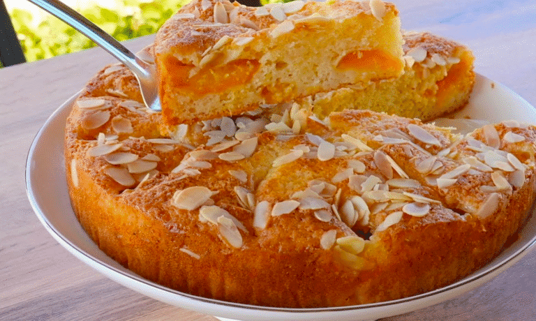 Абрикосовий пиріг, який тане у роті! Тісто на сметані, як баба навчила!