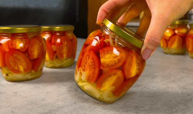 Помідори По-фінськи на зиму, як свіжі: банку з'їдаємо за раз і навіть розсіл випиваємо