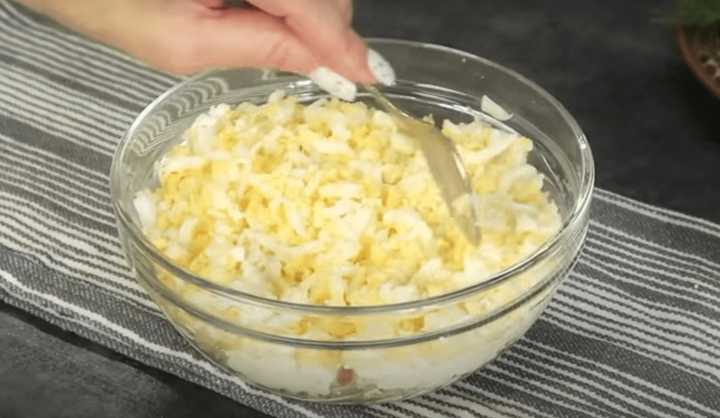 салат з куркою і яйцями