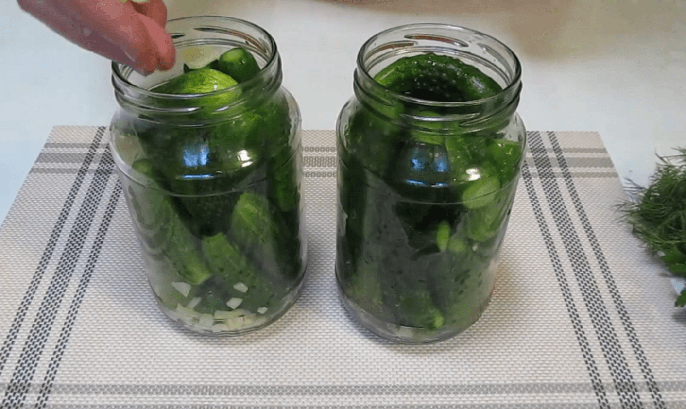 огірки в томатному маринаді