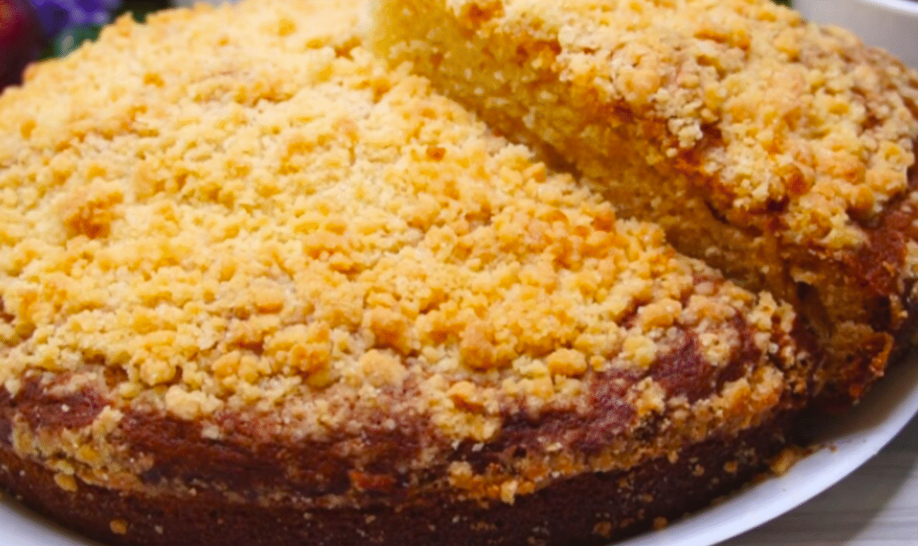 Пиріг на кефірі з крихтою: готується за 6 хвилин + час на випічку! З серії швидких рецептів