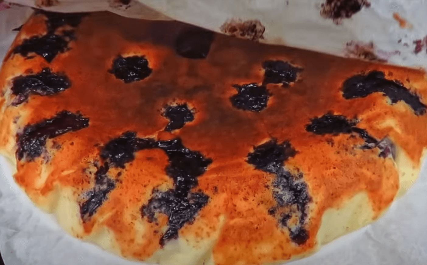 сливовий пиріг на сковороді