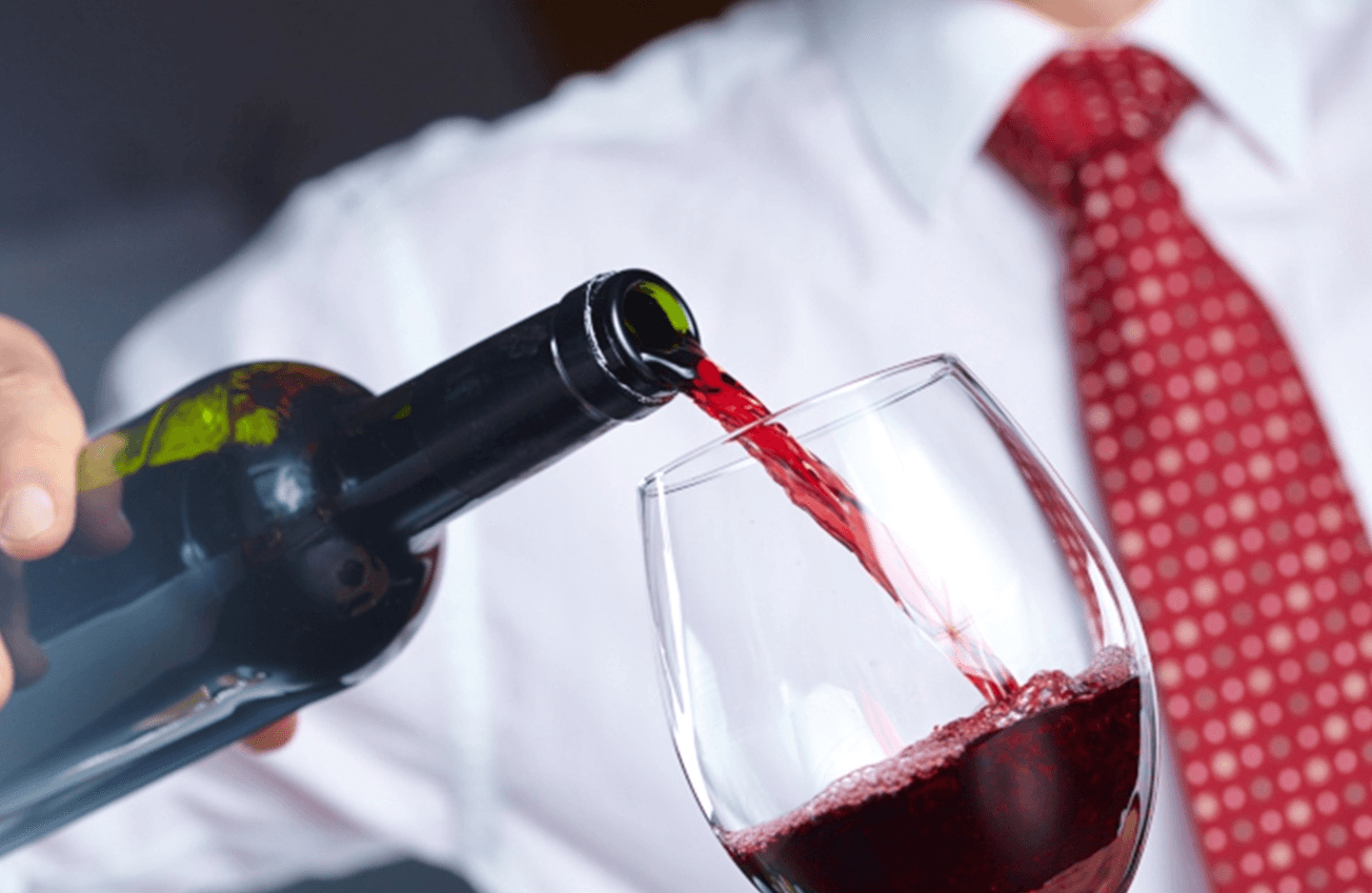 Лайфхак: як видалити пляму червоного вина з одягу