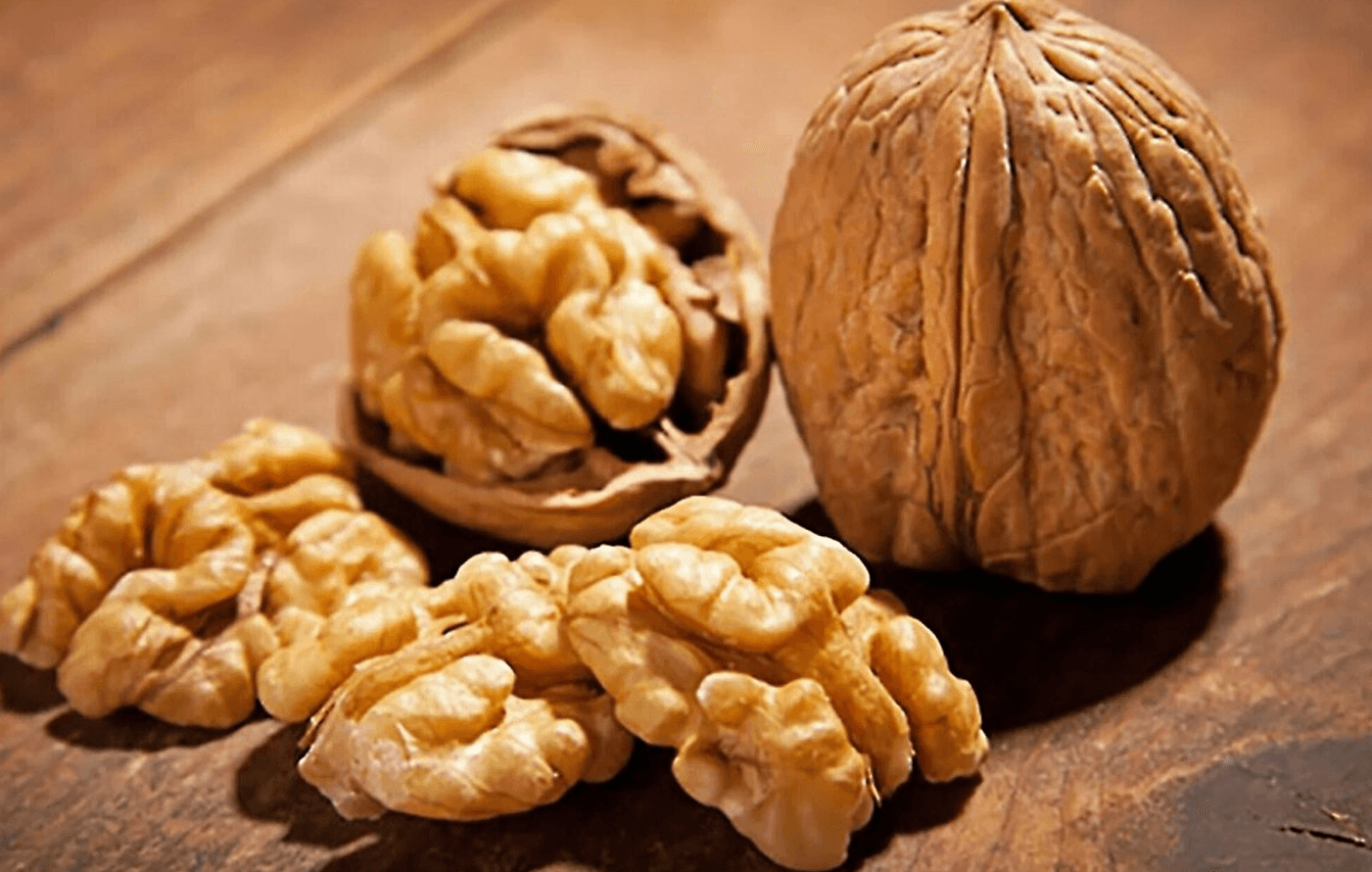 Кожен чув пораду: “Хочеш добре вчитися — їж горіхи”. Але чи справді цей продукт здатний впливати на роботу мозку, чи це лише міф? Осінь — ідеальний час, щоб розібратися, адже саме зараз організм потребує більше вітамінів та поживних речовин.Як горіхи впливають на мозокОмега-3 жирні кислоти з волоських горіхів підтримують здоров’я нейронів.Вітамін Е уповільнює старіння клітин мозку та захищає від втрати пам’яті.Магній і цинк покращують концентрацію та швидкість мислення.Антиоксиданти захищають мозок від стресу та перевтоми.Які горіхи найкращі для пам’ятіВолоські горіхи — головні “стимулятори мозку”.Мигдаль — для концентрації та гарного настрою.Фундук — знижує втому та допомагає краще зосередитись.Фісташки — зменшують стрес, що заважає пам’яті.Як вживати правильноЖменя (близько 30 г) щодня.Найкраще вживати сирими або злегка підсушеними.Додайте до сніданку: каші, йогурту, смузі.Уникайте надлишку — занадто багато горіхів може перевантажити організм калоріями.ВисновокГоріхи дійсно допомагають мозку працювати краще, а пам’яті — бути гострішою. Це не чарівна пігулка, але регулярна жменя горіхів може стати вашим простим секретом розумової ясності та високої продуктивності.