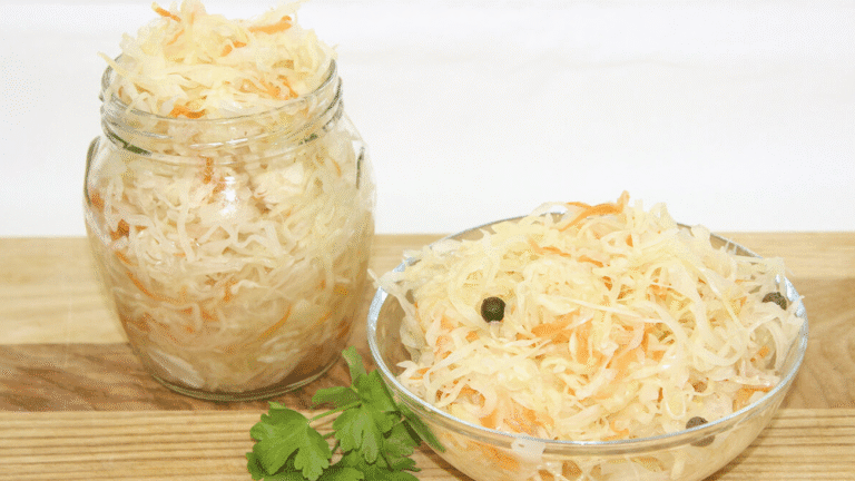 Квашена капуста і гаряча картопля в мундирі: смак дитинства та користь для здоров’я