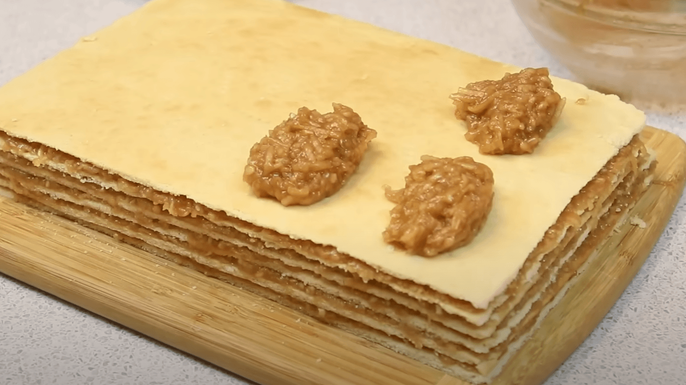 яблучний пляцок на листковому тісті