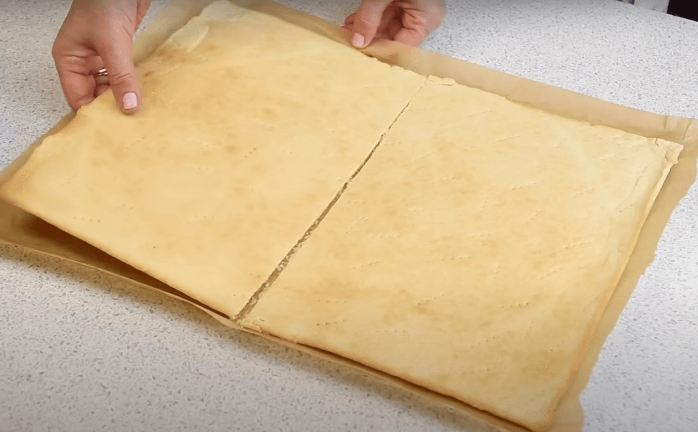 яблучний пляцок на листовому тісті