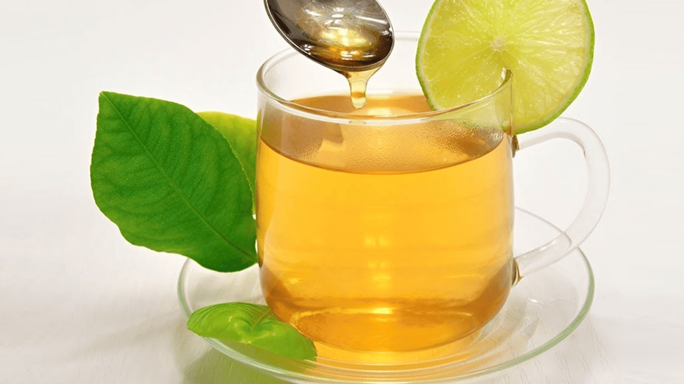 Багато людей починають свій ранок чашкою кави або чаю, але лікарі та нутріціологи все частіше радять пити склянку теплої води з медом на порожній шлунок. Це простий ритуал, який здатен покращити роботу організму і зарядити енергією на весь день. Чим корисна вода з медом 1. Стимулює обмін речовин Тепла вода запускає травлення, а мед надає організму природну енергію. Разом вони допомагають організму швидше прокинутися та активувати обмін речовин. 2. Підтримує імунітет Мед містить антиоксиданти та природні антибактеріальні речовини, які допомагають організму боротися з вірусами та бактеріями, особливо в період застуд. 3. Очищає організм Вода допомагає «промити» нирки та шлунково-кишковий тракт, а мед м’яко стимулює виведення токсинів. 4. Покращує настрій і мозкову активність Природні цукри в меді швидко засвоюються і дають енергію для мозку, а тепла вода зранку допомагає прокинутися без стресу для організму. Як правильно пити воду з медом Використовуйте теплу, але не гарячу воду (близько 40–45°C), щоб мед не втратив корисні властивості. На склянку води достатньо 1 чайної ложки меду. Пити варто на порожній шлунок, приблизно за 20–30 хвилин до сніданку. Можна додати трохи лимонного соку для більшого ефекту і приємного смаку. Протипоказання Не варто пити воду з медом людям із цукровим діабетом без консультації лікаря. Обережно з медом дітям до 1 року через ризик ботулізму. ✨ Висновок: ранкова вода з медом – простий, доступний і ефективний спосіб зарядити організм енергією, покращити травлення та підтримати імунітет. Почніть день із цього ритуалу – і ваше тіло віддячить здоров’ям і бадьорістю.