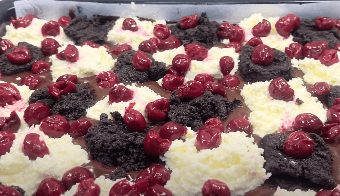 сирник на литому тісті з маком і вишнями