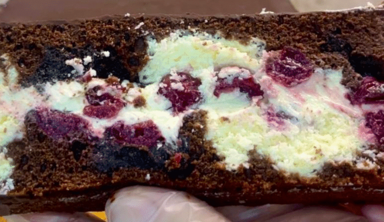 Одним коржем на Литому тісті! Шоколадний сирник З маком, вишнею і заварним кремом!