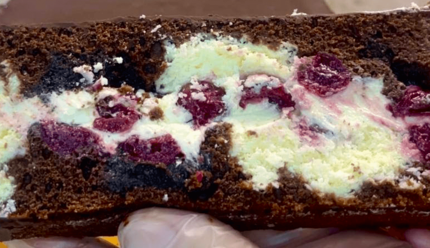 Одним коржем на Литому тісті! Шоколадний сирник З маком, вишнею і заварним кремом!