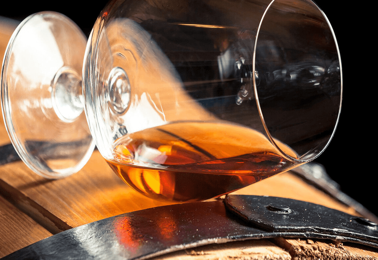 Коньяк: шкодить чи рятує? Як цей напій насправді впливає на ваш тиск