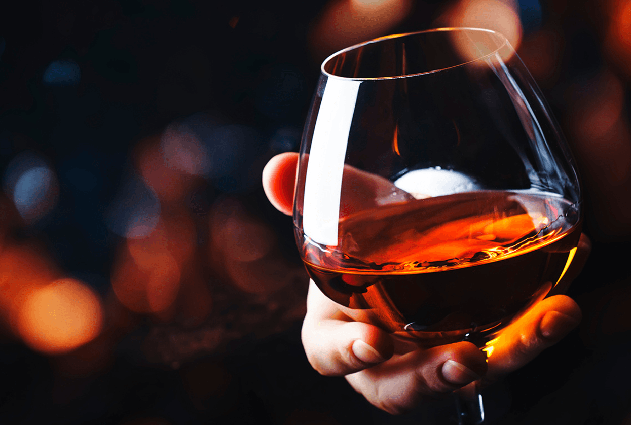 Коньяк: шкодить чи рятує? Як цей напій насправді впливає на ваш тиск