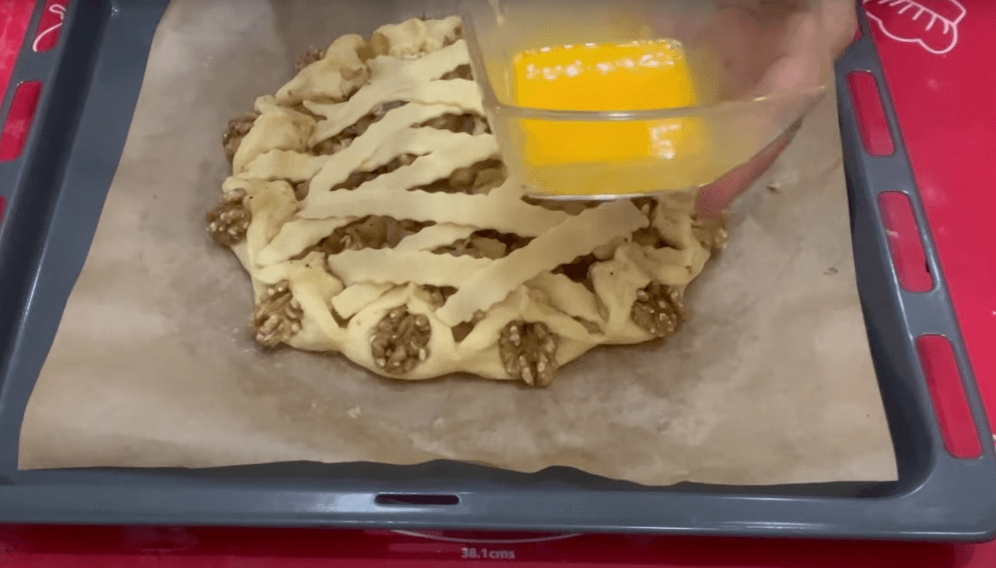 яблучний пиріг з горіхами та корицею рецепт