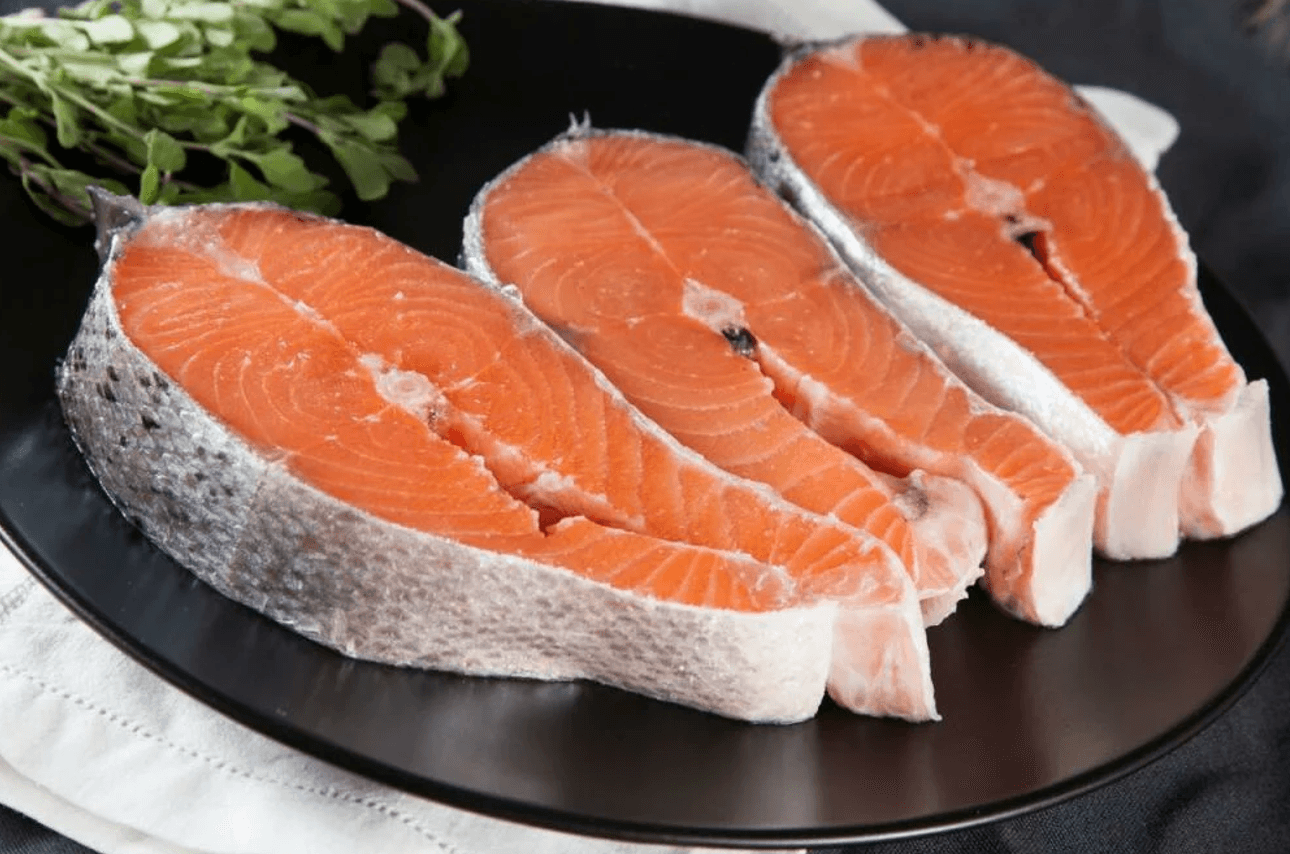 Червона риба — продукт, який завжди асоціюється з розкішшю та здоров’ям. Але мало хто знає, що регулярне вживання цього делікатесу може кардинально змінити стан вашого організму. 1. Серце працюватиме як годинник Червона риба багата на Омега-3 жирні кислоти, які знижують рівень «поганого» холестерину, очищають судини та запобігають інфарктам і інсультам. 2. Поліпшиться робота мозку Регулярне вживання сьомги чи форелі покращує пам’ять, концентрацію та навіть знижує ризик розвитку деменції після 50 років. 3. Шкіра стане молодшою Вітаміни A та E у червоній рибі уповільнюють процеси старіння, зменшують сухість і роблять шкіру пружнішою. 4. Зміцняться кістки та імунітет Завдяки високому вмісту вітаміну D червона риба підтримує кістки та зуби, а також допомагає організму боротися з інфекціями. 5. Волосся та нігті стануть сильнішими Білок і мікроелементи (цинк, селен) сприяють відновленню клітин, тому волосся росте швидше, а нігті стають міцними. Скільки треба їсти? Дієтологи радять вживати червону рибу 2 рази на тиждень, порціями по 150–200 г. Цього достатньо, щоб отримати максимум користі без шкоди для організму. Важливий нюанс Вибирайте дикі сорти риби, адже у фермерській часто є антибіотики та барвники. Не зловживайте солоною чи копченою рибою — надлишок солі шкодить серцю. ✨ Отже, регулярне вживання червоної риби — це не лише гастрономічне задоволення, а й справжня інвестиція у здоров’я, молодість і довголіття.