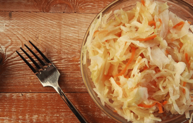 Квашена капуста - найдешевший суперфуд: ось що вона робить з вашим імунітетом і травленням