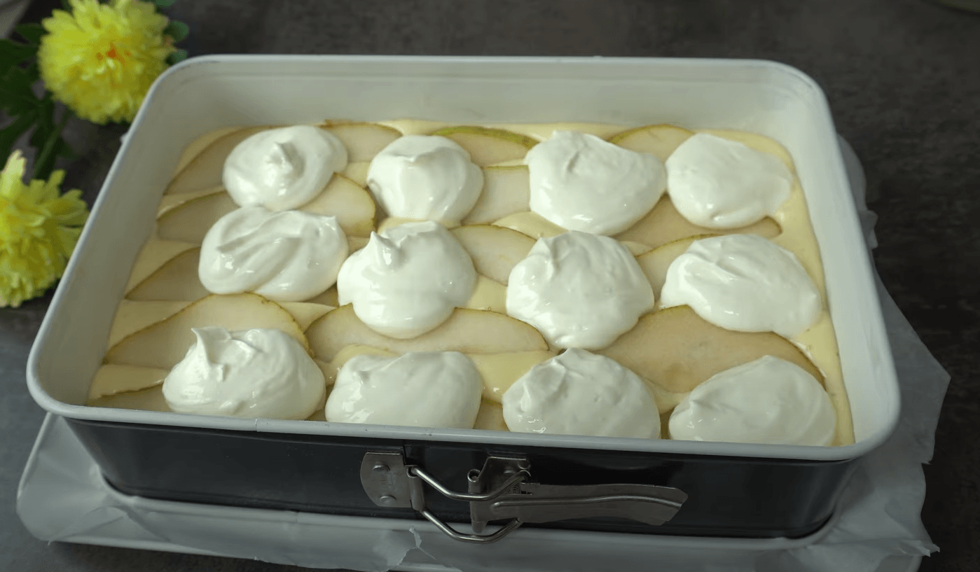 грушевий пиріг з сирною начинкою