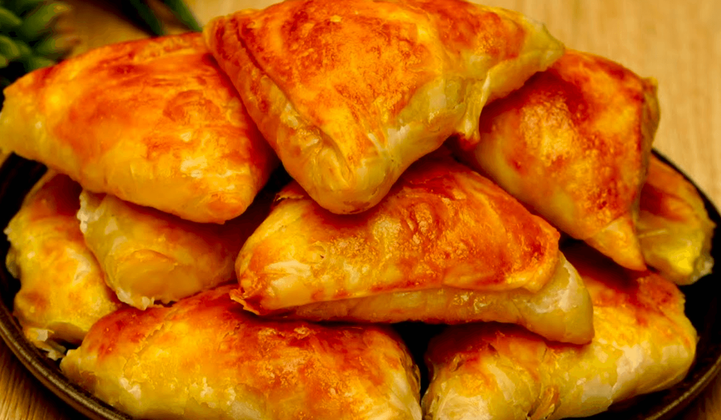 Запечені пиріжки з сиром: простий рецепт на кожен день, які Ви готуватимете завжди!