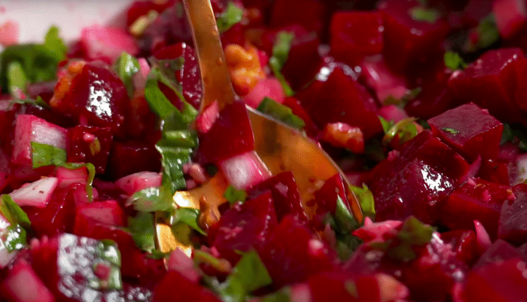 Дуже смачний салат з буряків за 5 хвилин! Грузинський, з'їдають миттєво