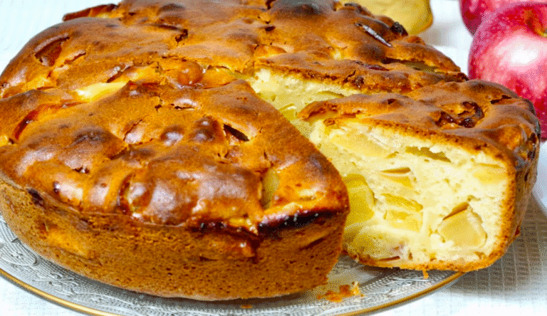 Яблучний пиріг за 5 хвилин роботи! Мало тіста, багато начинки! Всі шукають цей рецепт