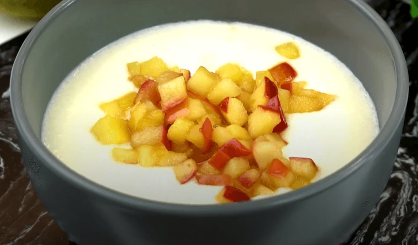 манна каша з яблуками