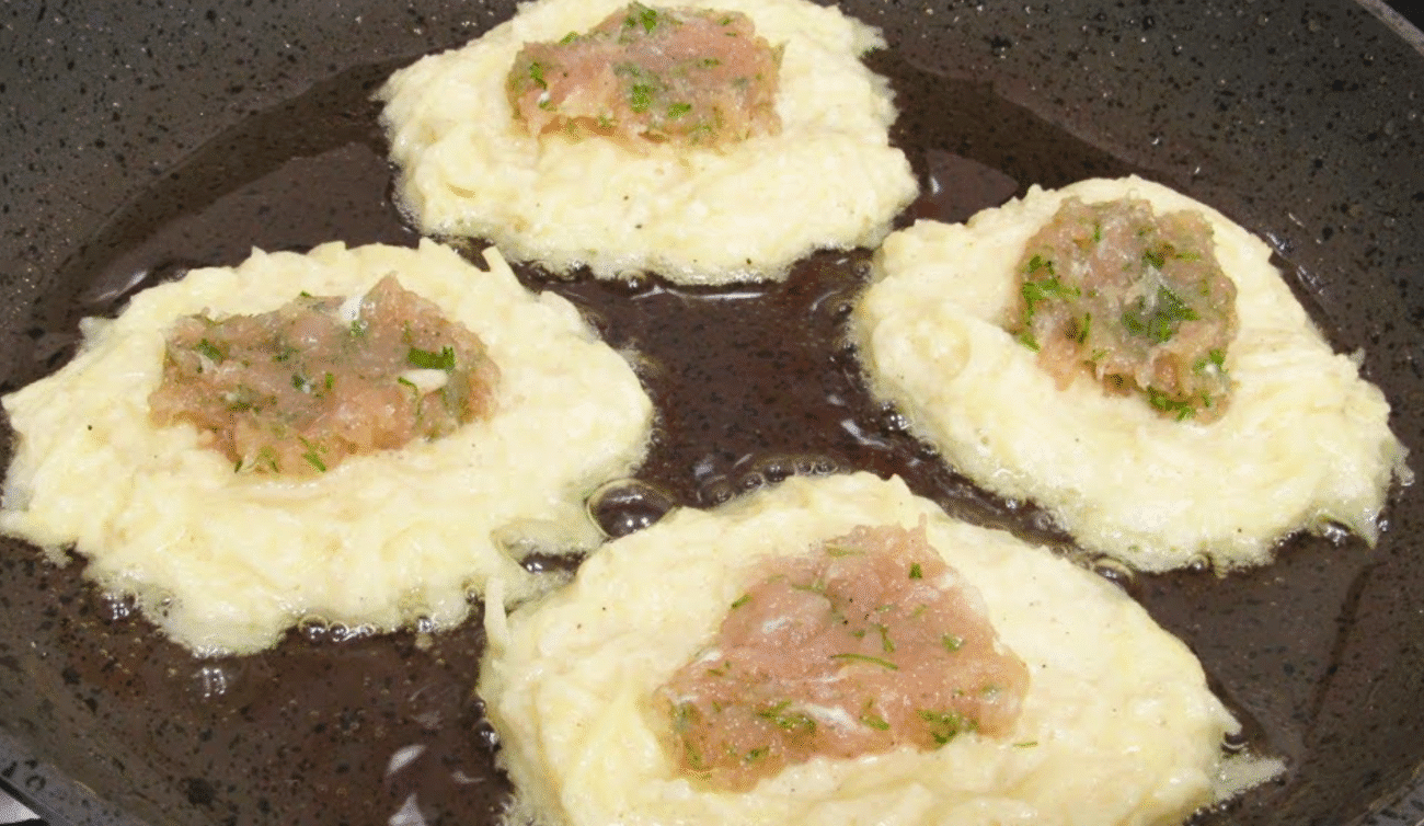 Беремо картоплю, трохи фаршу і готуємо деруни По-Закарпатськи!