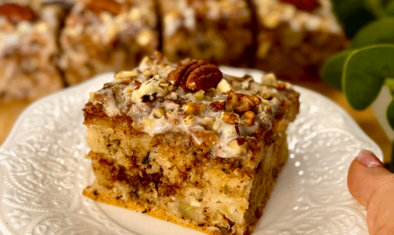 Яблука, кориця і горіхи - той самий пиріг, з яким і в похмуру погоду, завжди тепло на душі