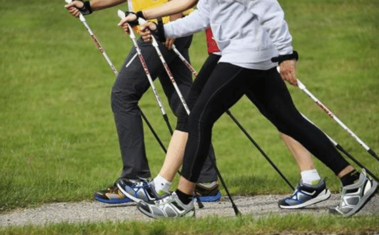 7 причин спробувати скандинавську ходьбу у 2025 році: ідеальний спорт після 50 років