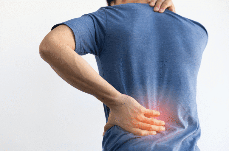 Чому восени частіше болить спина і як це виправити