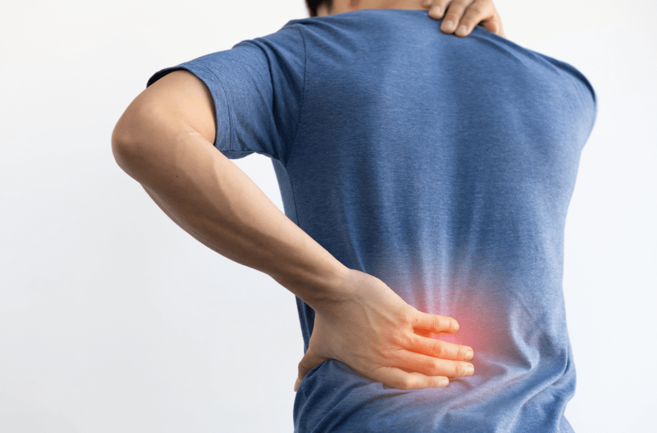 Чому восени частіше болить спина і як це виправити