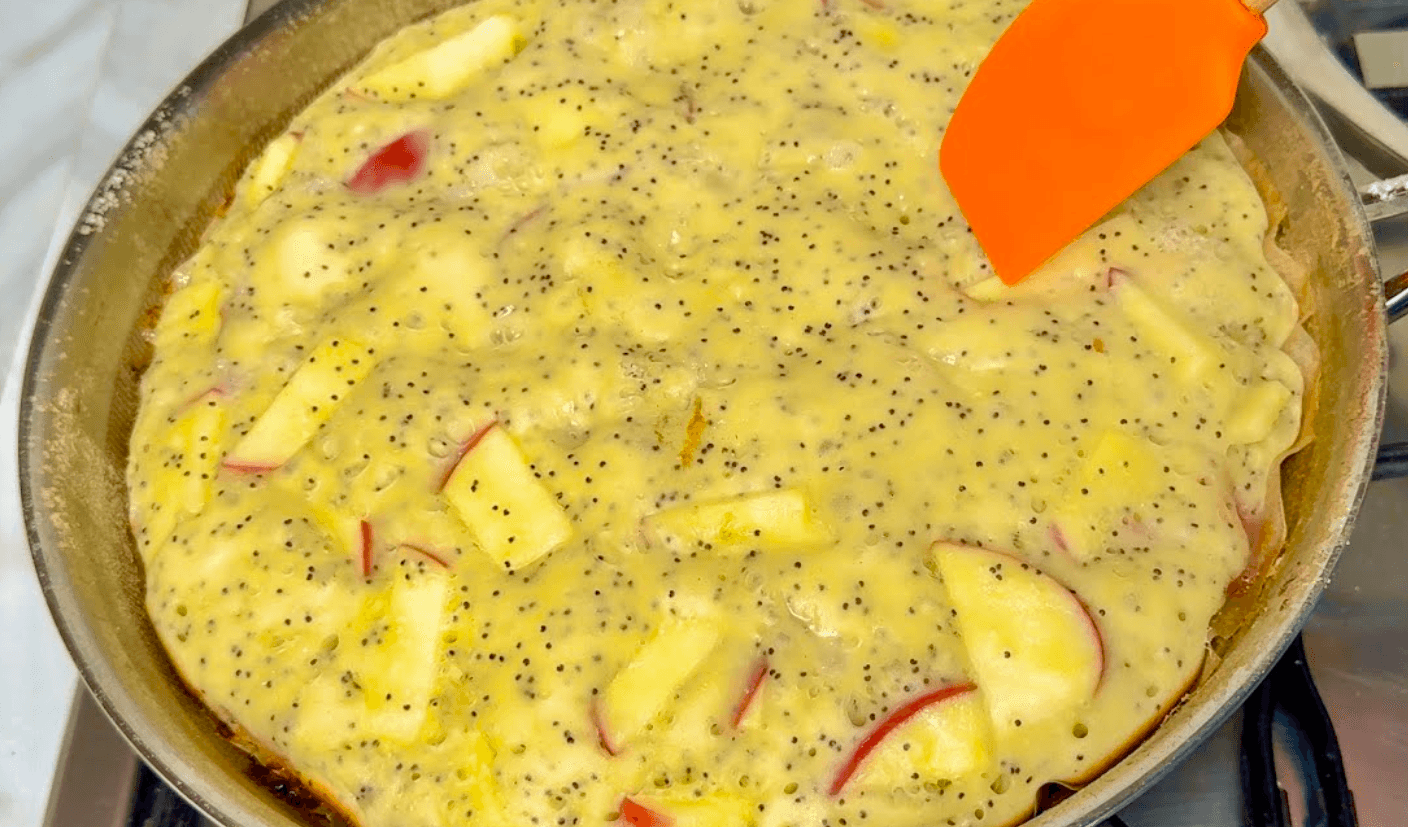 Яблучний пиріг На сковороді за 5 хвилин! Швидко та смачно на Сніданок чи перекус