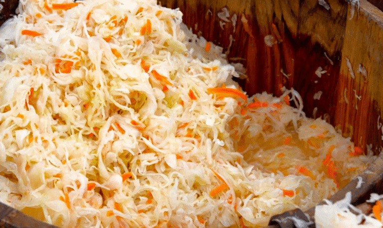 Коли квасити капусту в листопаді 2025 - найкращі дні для квашення та соління капусти за місячним календарем