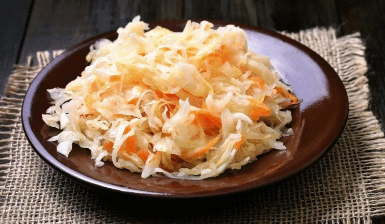 Її їли ще наші бабусі і жили без хвороб: лікарі пояснили, чому квашена капуста творить дива з імунітетом