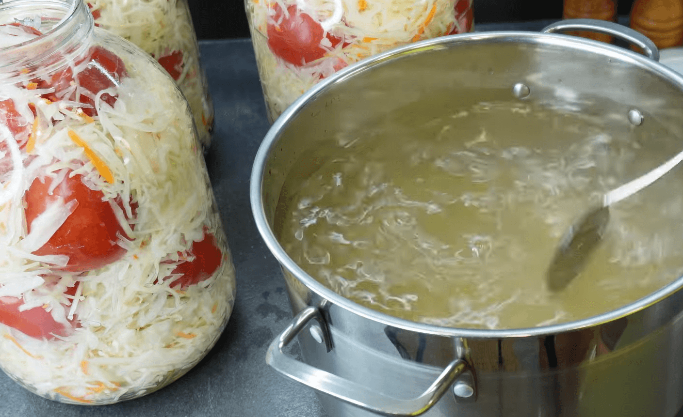 маринована капуста з помідорами на зиму
