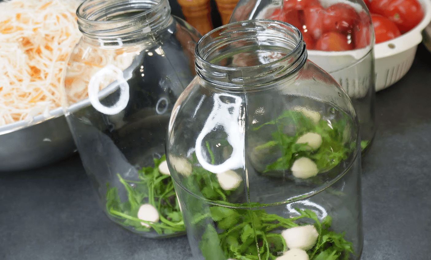 маринована капуста з помідорами