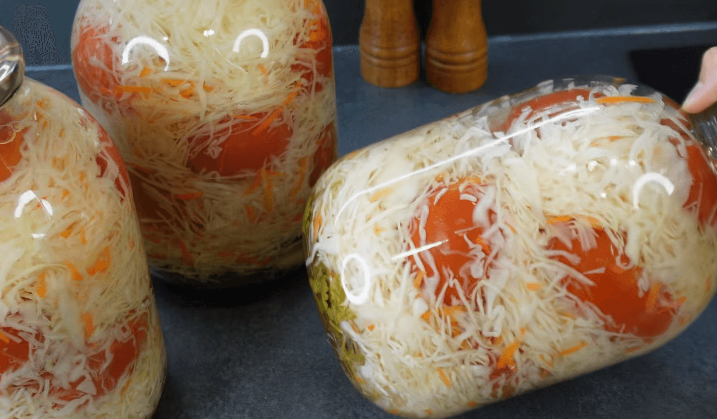 маринована капуста з помідорами