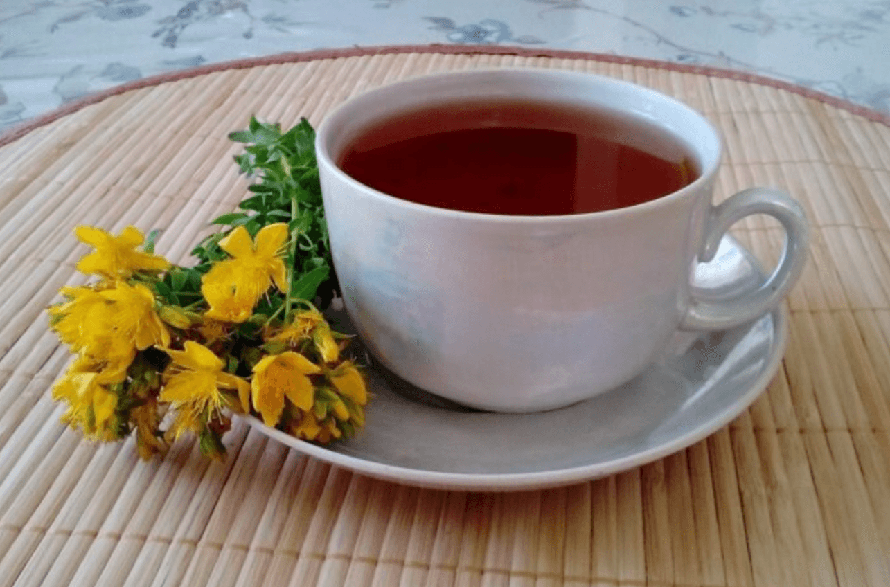 Звіробій (Hypericum perforatum) — одна з найвідоміших лікарських рослин в Україні. Його часто називають “травою від 99 хвороб”, адже чай зі звіробою допомагає при стресі, застудах, розладах травлення і навіть легкій депресії. Але, як і будь-які ліки, він має свої правила вживання. 🌿 Користь чаю зі звіробою Заспокоює нервову систему Напій зі звіробою допомагає при тривожності, безсонні, дратівливості. Його часто п’ють замість валер’янки чи аптечних заспокійливих. Покращує травлення Чай стимулює вироблення шлункового соку, допомагає при здутті, тяжкості після їжі та легких запаленнях у шлунку. Має протизапальні властивості Завдяки природним флавоноїдам, звіробій допомагає при застудах, болі в горлі, кашлі та навіть для полоскання рота. Підтримує імунітет Регулярне вживання в помірних кількостях зміцнює захисні сили організму і допомагає швидше відновитися після хвороби. 🍵 Як правильно заварювати чай зі звіробою Візьміть 1 столову ложку сухої трави звіробою. Залийте 200–250 мл окропу. Накрийте і настоюйте 10–15 хвилин. Процідіть і пийте теплим 1–2 рази на день. 👉 Для смаку можна додати мед або лимон, але лише після охолодження напою (щоб не зруйнувати корисні речовини). ⚠️ Кому не можна пити чай зі звіробою Вагітним і годуючим жінкам — лише після консультації з лікарем. Людям із підвищеним тиском — звіробій може його ще підвищити. При прийомі ліків від депресії, серця або контрацептивів — рослина може послаблювати їх дію. 🌞 Цікаво знати Звіробій називають “сонячною травою”, бо він накопичує енергію сонця — саме тому допомагає при пригніченому настрої, особливо взимку. Підсумок Чай зі звіробою — природний засіб для спокою, гарного сну та здорового травлення. Але важливо знати міру: курс вживання — не довше 2–3 тижнів поспіль, після чого варто зробити перерву.